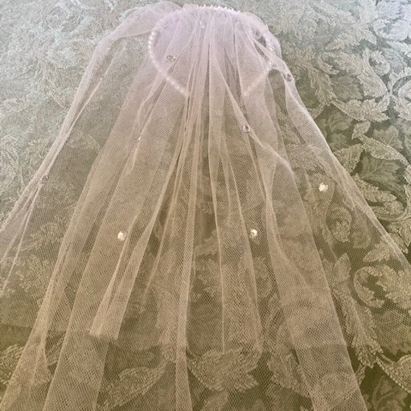 Vintage Pearl Headband With Tulle Veil - Picture 14 of 15